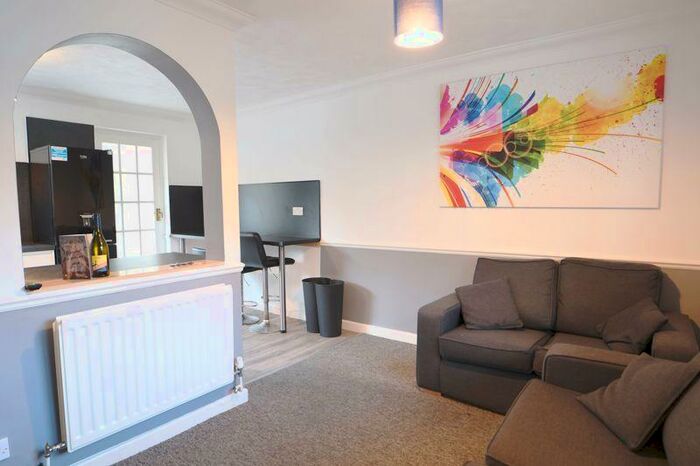 4 Bedroom Semi-Detached House To Rent In Southall Avenue, Brighton, BN2