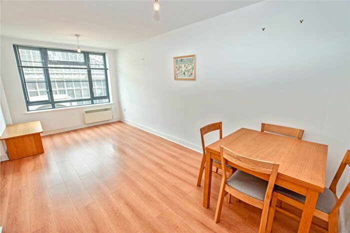 2 Bedroom Flat To Rent In Southern Street, Castlefiled, Manchester, M3