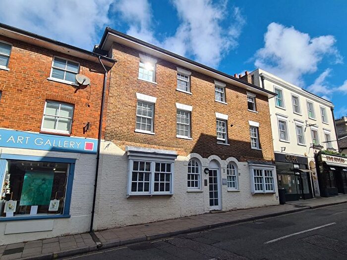 2 Bedroom Flat For Sale In Bridge Place, Leatherhead, Surrey, KT22