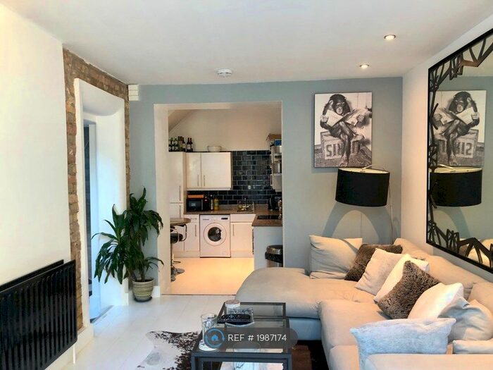 2 Bedroom Maisonette To Rent In Upper Richmond Road, London, SW15