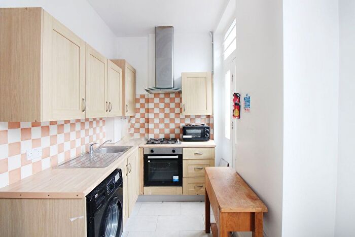 4 Bedroom Flat To Rent In Seven Sisters Road, London, N7