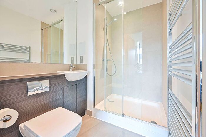 3 Bedroom Flat To Rent In Danson Mews, Elephant And Castle, London, SE17