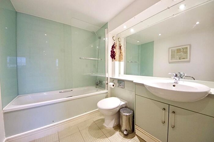 2 Bedroom Apartment To Rent In Nova Building, London, E14