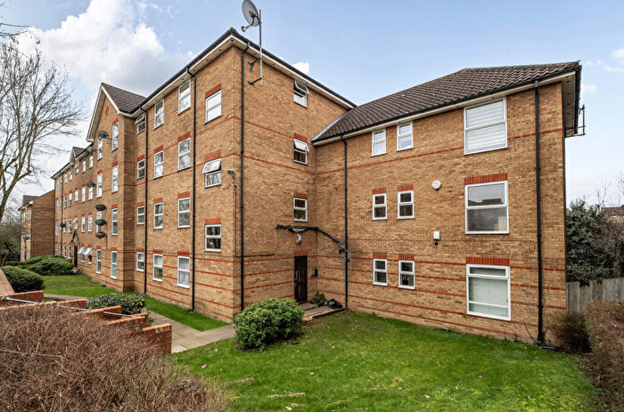 2 Bedroom Apartment For Sale In Chigwell Lane, Loughton, Essex, IG10