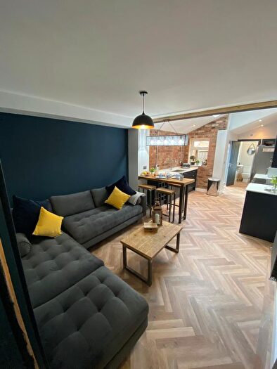 5 Bedroom Semi-Detached House To Rent In Daisy Road, Birmingham, B16