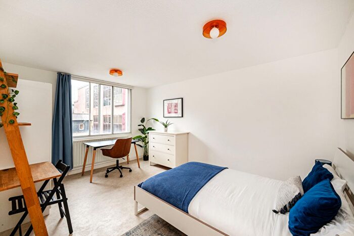 2 Bedroom Flat For Sale In Lamb's Passage, London, EC1Y