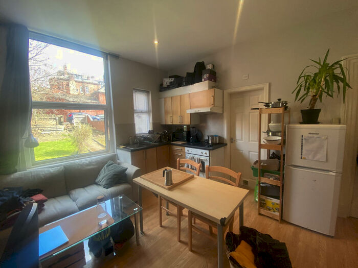 Flat To Rent In Moorland Avenue, Leeds, West Yorkshire, LS6