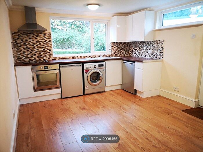 2 Bedroom Flat To Rent In Sunray Estate, Sandhurst, GU47