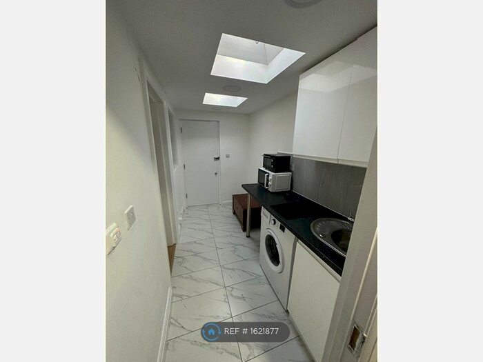 Studio To Rent In Hartham Road, London, N17
