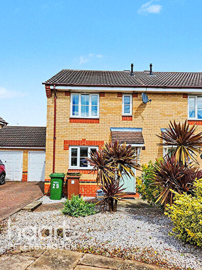 3 Bedroom Semi-Detached House For Sale In Redwing Close, Peterborough, PE2