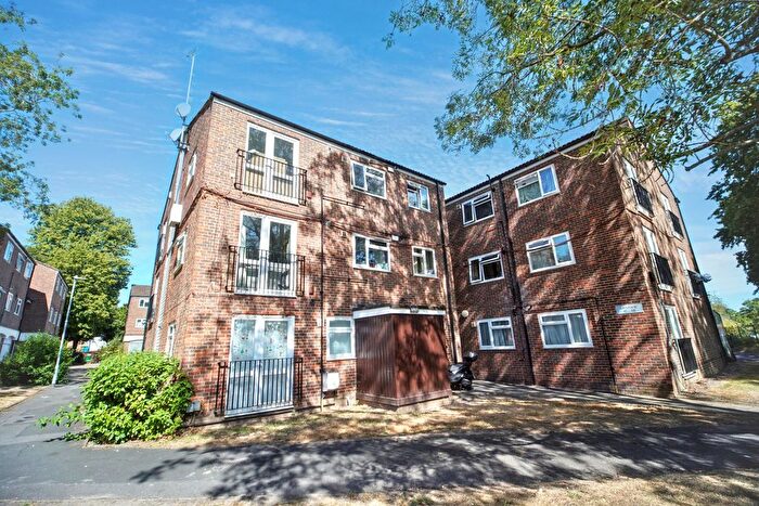 2 Bedroom Flat For Sale In Ladybank, Bracknell, RG12