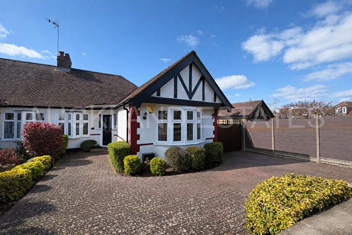 3 Bedroom Semi-Detached Bungalow For Sale In Oakroyd Close, Potters Bar, EN6