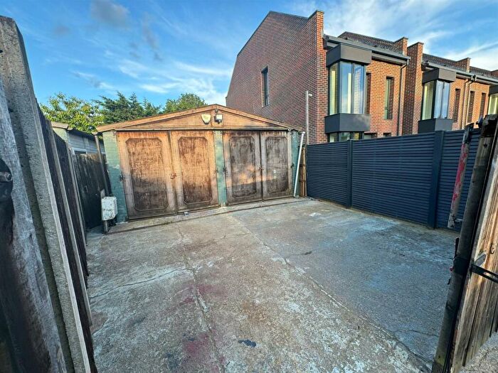 Garage / Parking To Rent In Clay Hill, Enfield, EN2