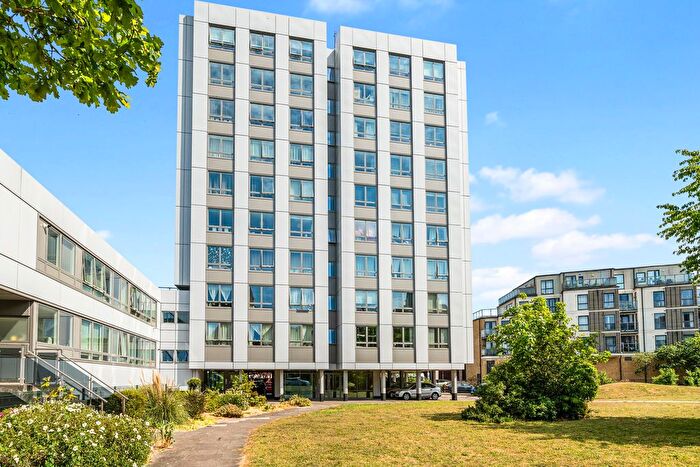 2 Bedroom Flat To Rent In Wellington Close, Walton-On-Thames, KT12