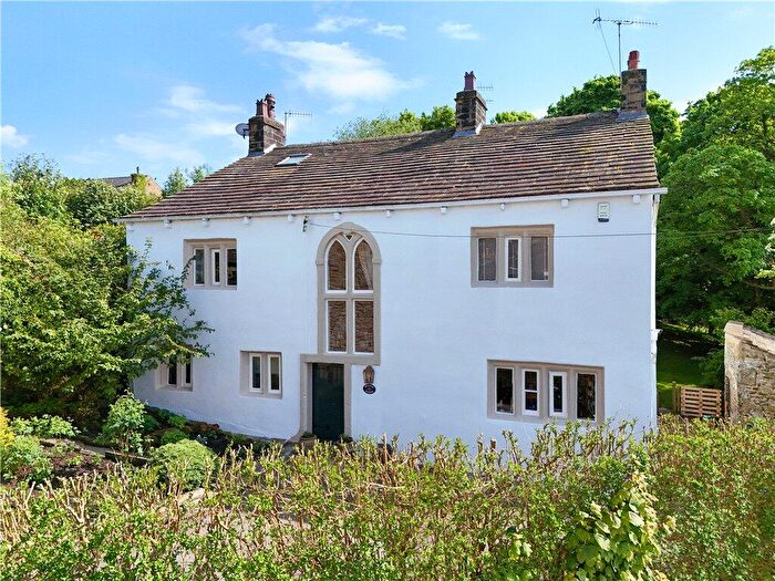 4 Bedroom Detached House For Sale In Skipton Old Road, Foulridge, Colne, Lancashire, BB8