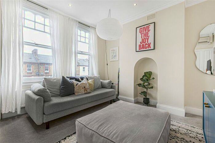 2 Bedroom Flat To Rent In Queenstown Road, London, SW8