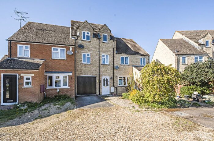 3 Bedroom Town House For Sale In Perrinsfield, Lechlade, Gloucestershire, GL7
