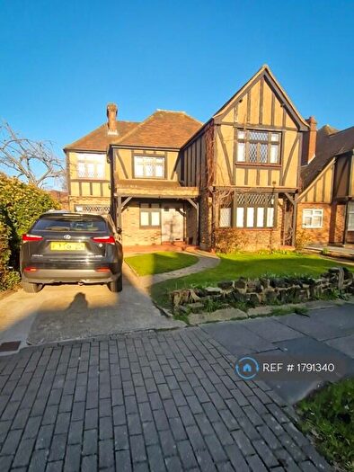 5 Bedroom Detached House To Rent In Green Lane, Edgware, HA8