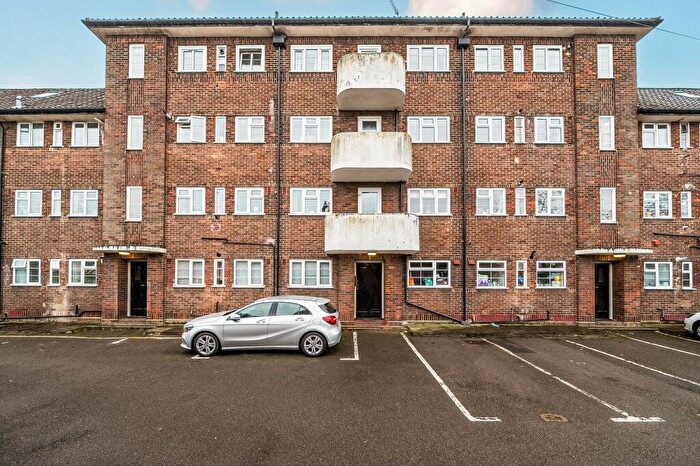 2 Bedroom Flat For Sale In Eastway, Epsom, KT19