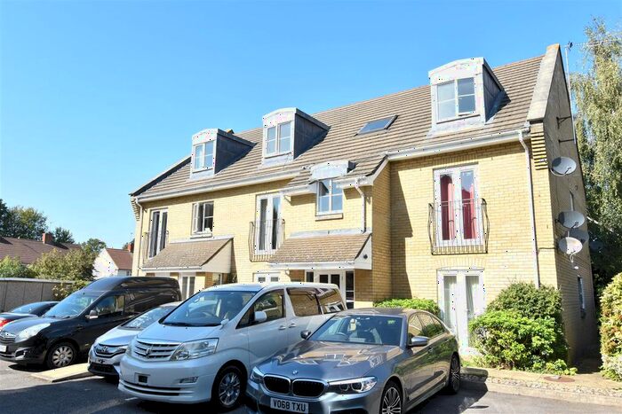 2 Bedroom Flat To Rent In Fulmar Close, Berrylands, Surbiton, KT5