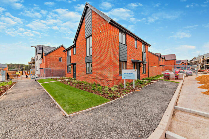 3 Bedroom Semi-Detached House To Rent In Bucklers Park, RG45