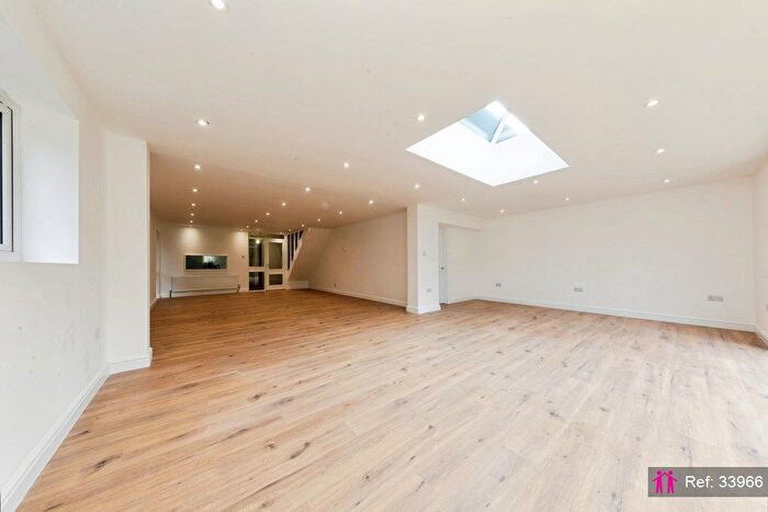 5 Bedroom Terraced House For Sale In Chiltern Close, Croydon, CR0