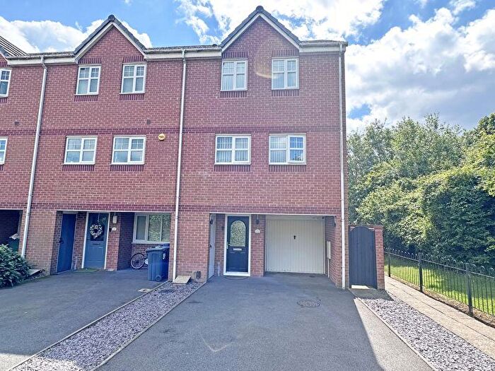 4 Bedroom End Of Terrace House For Sale In Thunderbolt Way, Tipton, DY4