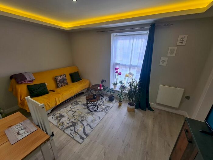 1 Bedroom Flat To Rent In Elms Road, Aldershot, GU11