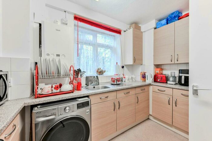 3 Bedroom Flat To Rent In St Peters Street, Angel, London, N1