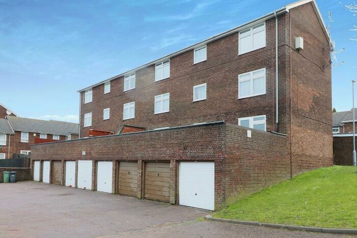 2 Bedroom Flat To Rent In Denham Close, Luton, Bedfordshire, LU3