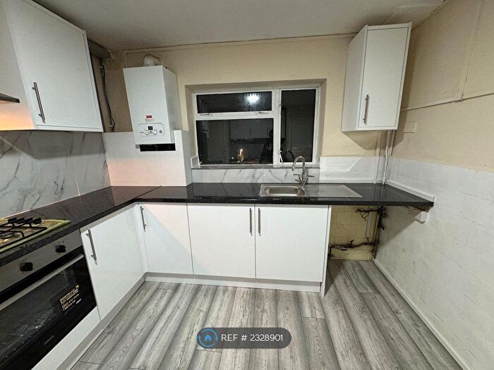 3 Bedroom Flat To Rent In North Street, Horn Church, RM11