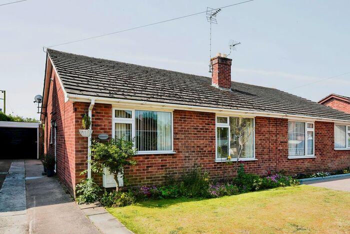 2 Bedroom Bungalow For Sale In Gibbs Lane, Offenham, Evesham, Worcestershire, WR11