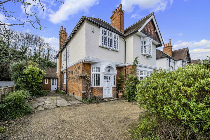 4 Bedroom Detached House To Rent In Speer Road, KT7