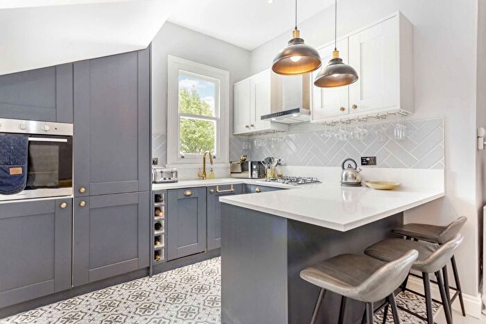 1 Bedroom Flat For Sale In Leamington Park, London, W3