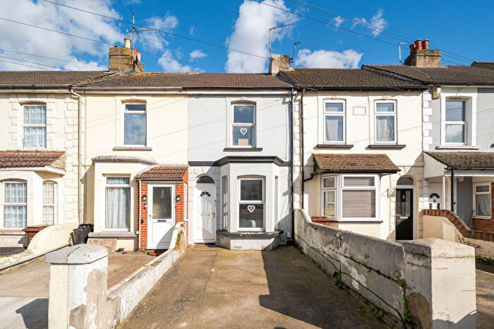 3 Bedroom Terraced House For Sale In Chain Free Bedroom Home With Driveway, ME7