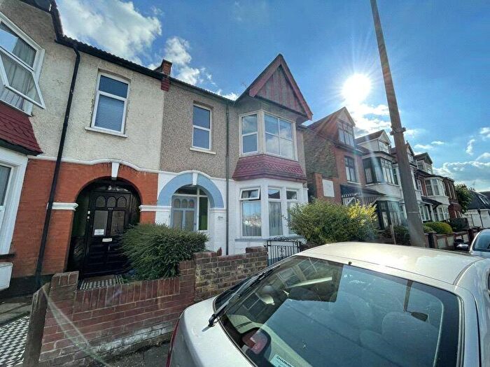 2 Bedroom Apartment To Rent In Westborough Road, Westcliff-on-Sea, Essex, SS0