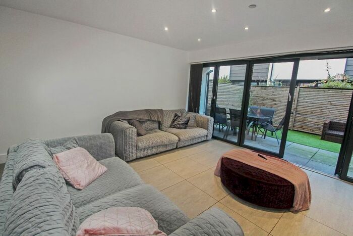 5 Bedroom Town House To Rent In Loom Street, Manchester M4