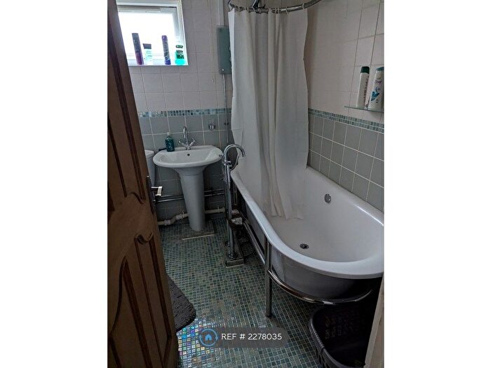 2 Bedroom Flat To Rent In Durden Mews, Shaw, Oldham, OL2