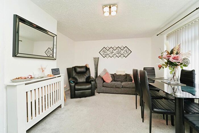 2 Bedroom End Of Terrace House For Sale In Beckett Lane, Crawley, RH11