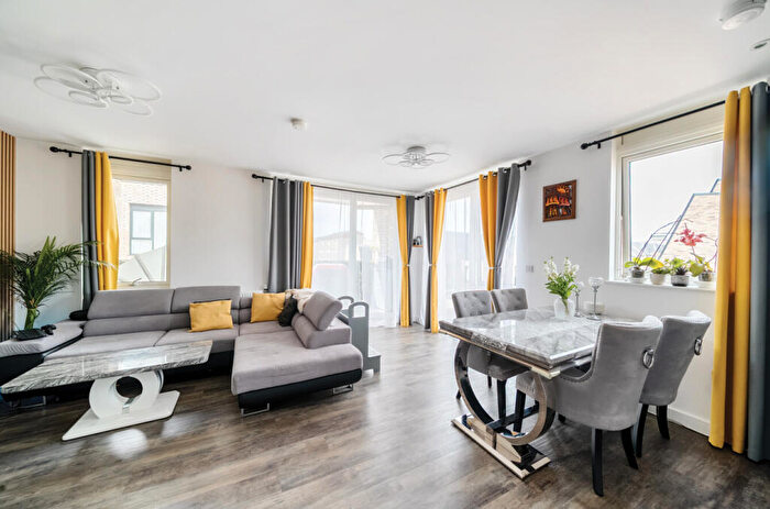 2 Bedroom Apartment For Sale In Dollis Valley Drive, Barnet, EN5