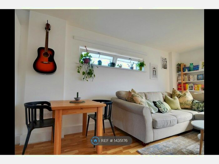 2 Bedroom Flat To Rent In Coopers Road, London, England, SE1