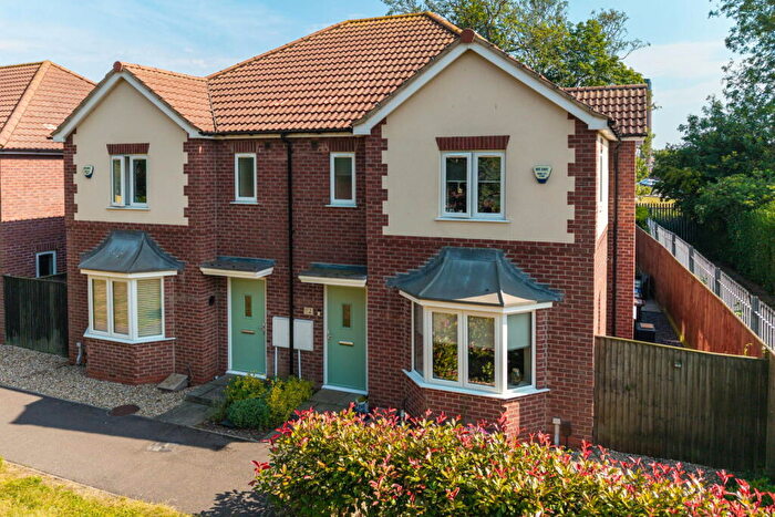 3 Bedroom Semi Detached House For Sale In Gervase Holles Way, Grimsby, DN33