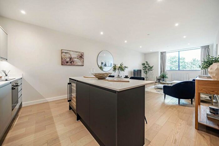 Apartment To Rent In Chertsey, Surrey, KT16