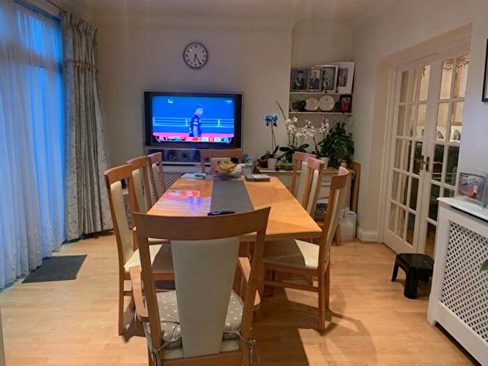 5 Bedroom Semi-Detached House To Rent In Highwood Gardens, Ilford, IG5