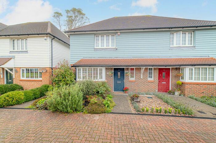 3 Bedroom Semi-Detached House For Sale In Gibson Close, Hawkinge, CT18