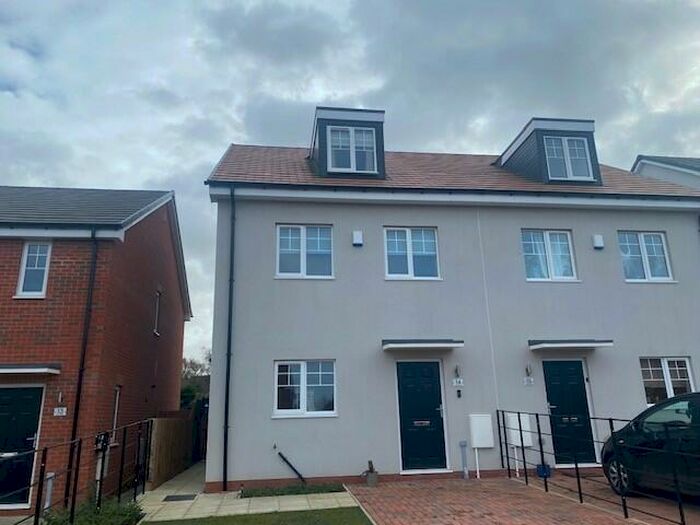 4 Bedroom Semi-Detached House To Rent In Hall Close, Sherwood Nottingham, NG5