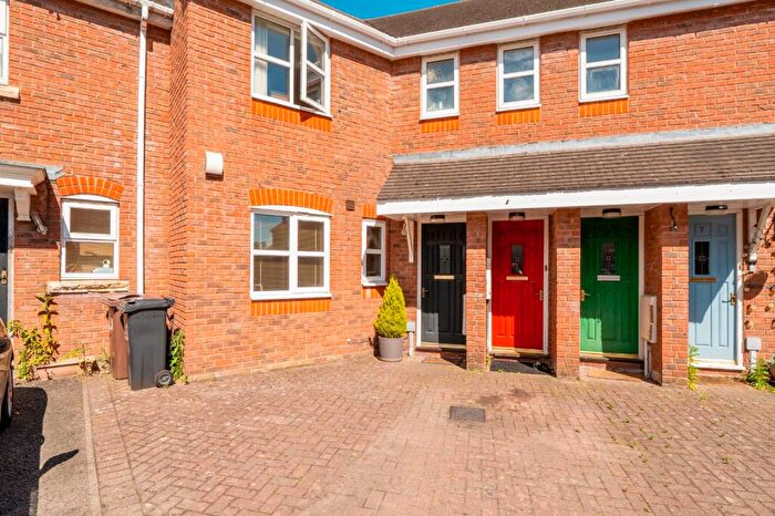 2 Bedroom Flat For Sale In Wadbarn, Shirley, Solihull, West Midlands, B90