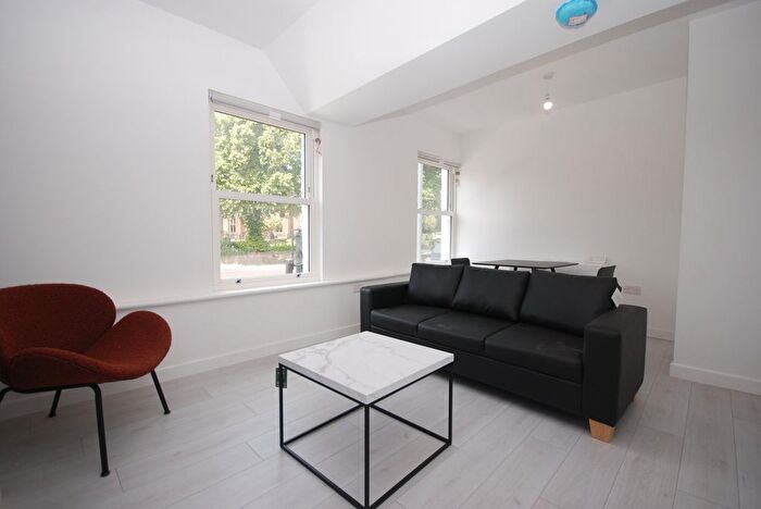 2 Bedroom Flat To Rent In Streatham High Road, London, SW16