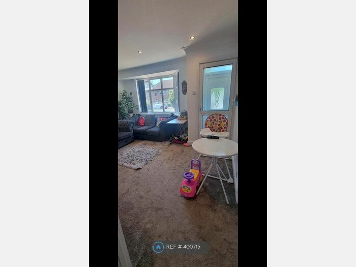 2 Bedroom Maisonette To Rent In Pinewood Avenue, Uxbridge, UB8