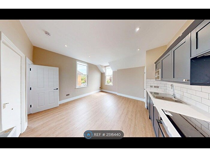 1 Bedroom Flat To Rent In Claremont Gardens, Surbiton, KT6